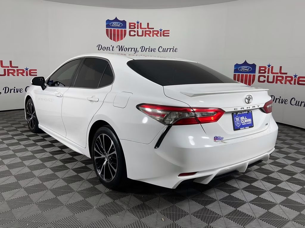 2018 Super White Toyota Camry SE FWD Sedan