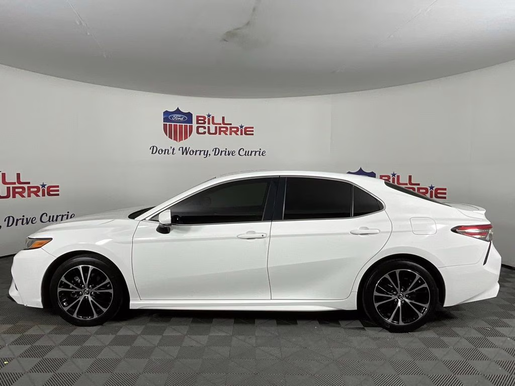 2018 Super White Toyota Camry SE FWD Sedan