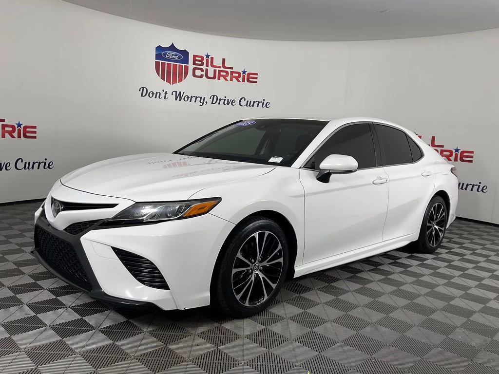2018 Super White Toyota Camry SE FWD Sedan