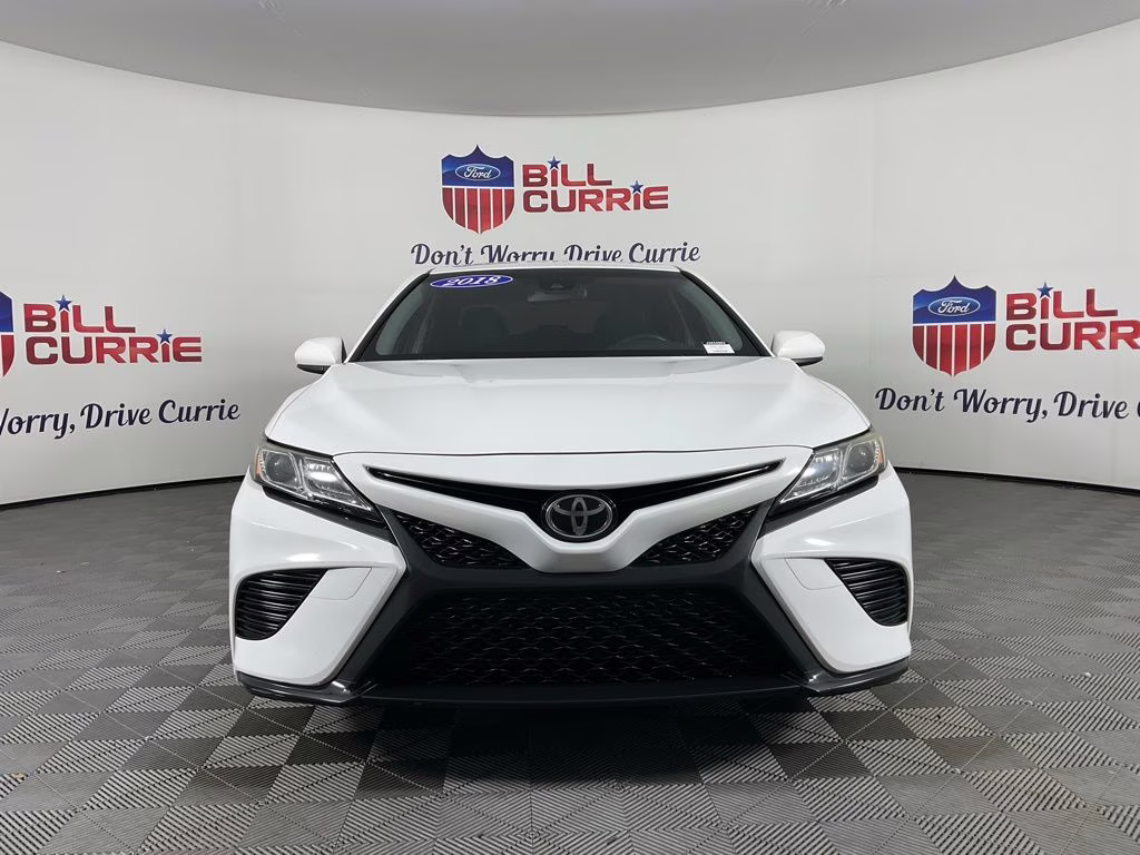 2018 Super White Toyota Camry SE FWD Sedan