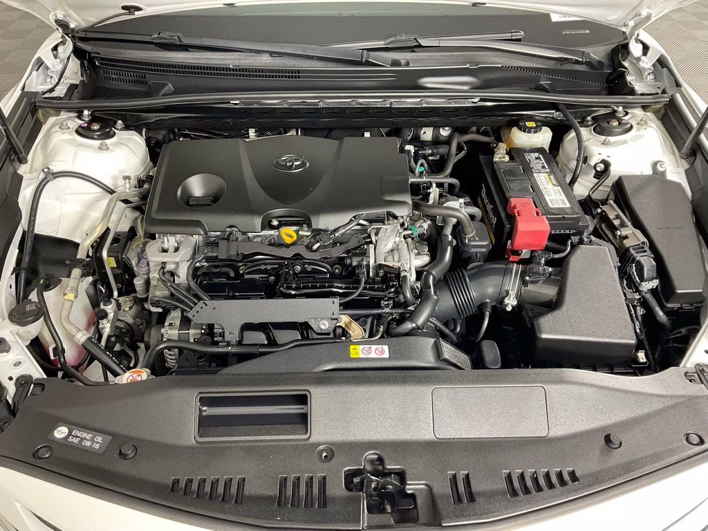 2018 Super White Toyota Camry SE FWD Sedan