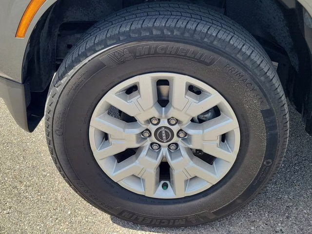 2023 Gun Metallic Nissan Frontier SV 4X4 Truck