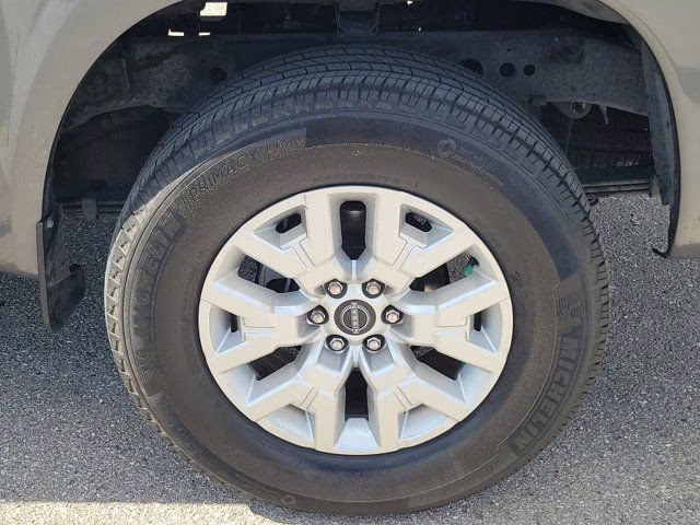 2023 Gun Metallic Nissan Frontier SV 4X4 Truck