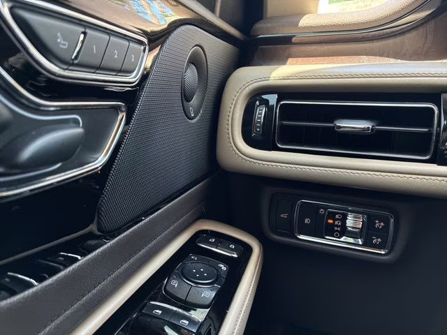 2020 White Metallic Lincoln Aviator Reserve AWD SUV