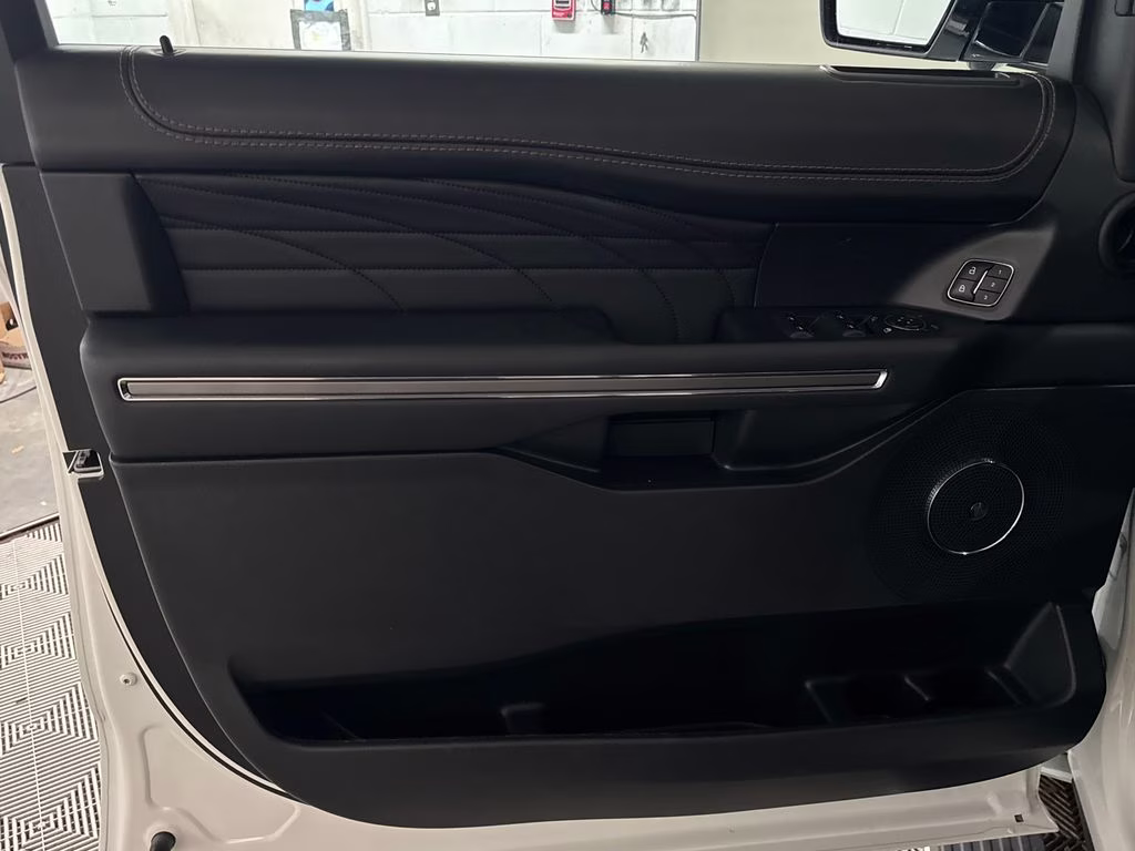 2022 White Metallic Ford Expedition Platinum 4X4 SUV
