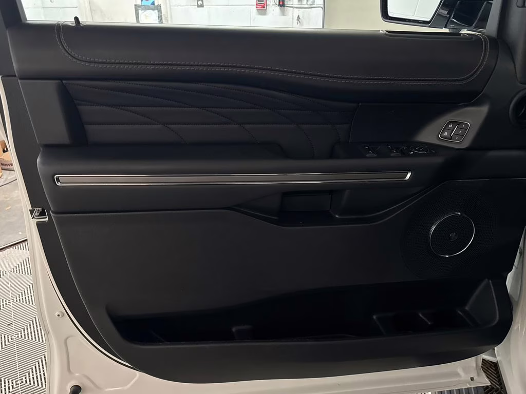 2022 White Metallic Ford Expedition Platinum 4X4 SUV