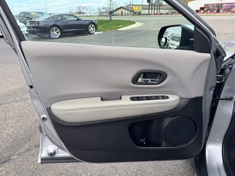 2017 Lunar Silver Metallic Honda HR-V LX AWD Crossover