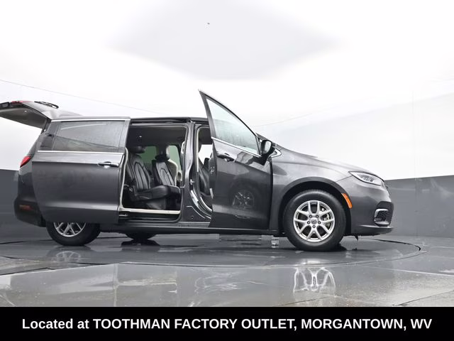 2023 Granite Crystal Metallic Clearcoat Chrysler Pacifica Touring L FWD Van