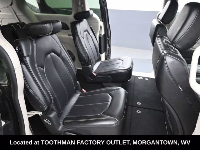 2023 Granite Crystal Metallic Clearcoat Chrysler Pacifica Touring L FWD Van