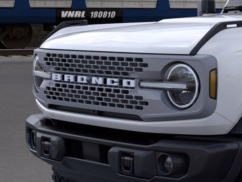 2026 Oxford White Ford Bronco Badlands 4X4 SUV