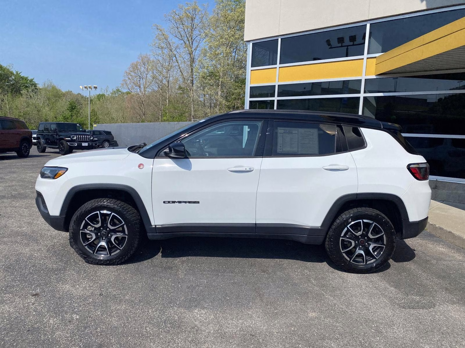 2025 Bright White Clearcoat Jeep Compass Trailhawk 4X4 SUV