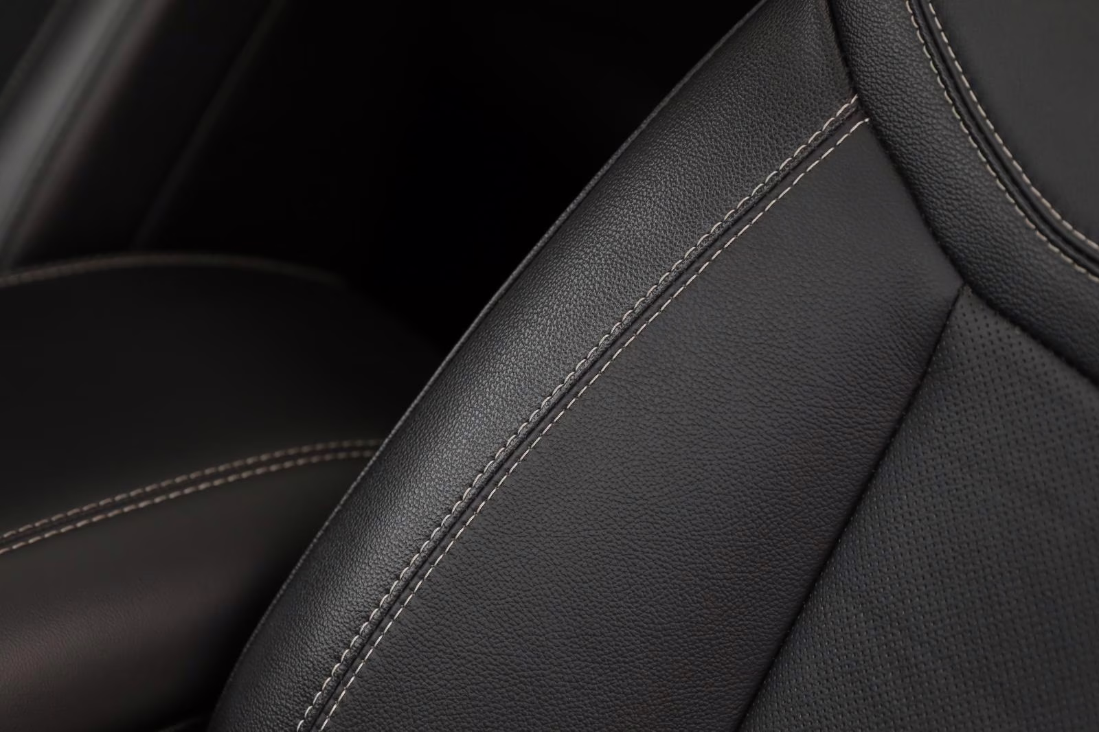 2023 Star White Metallic Tri-Coat Ford Explorer ST 4X4 SUV