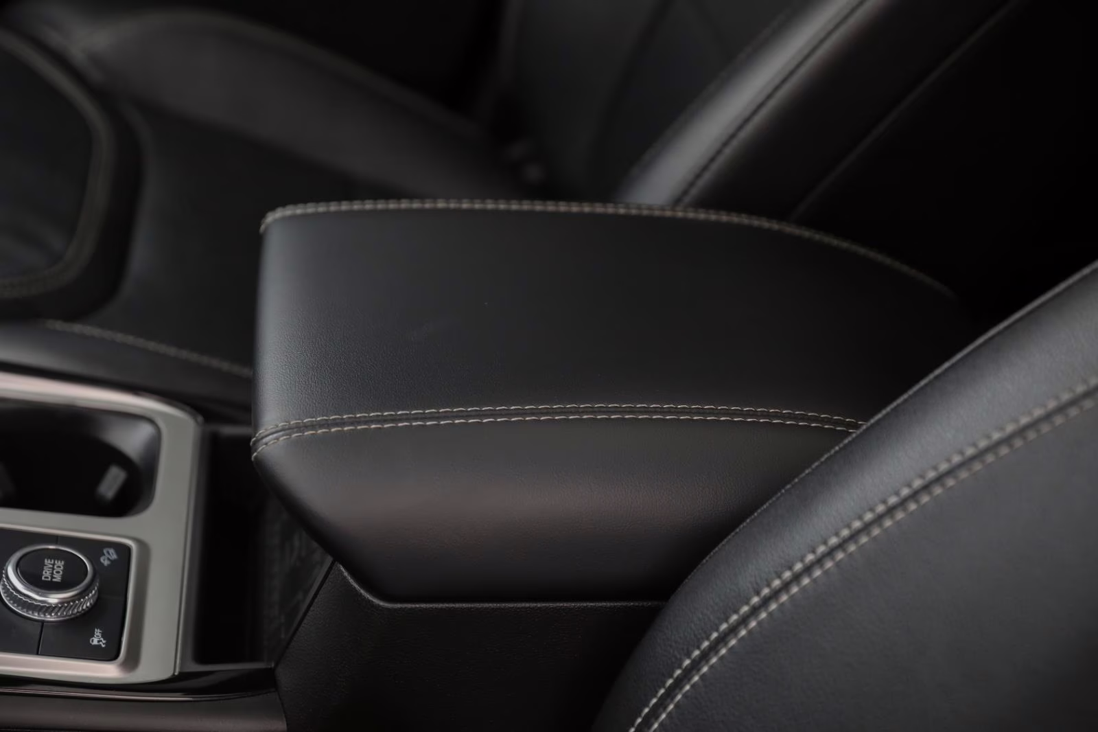 2023 Star White Metallic Tri-Coat Ford Explorer ST 4X4 SUV