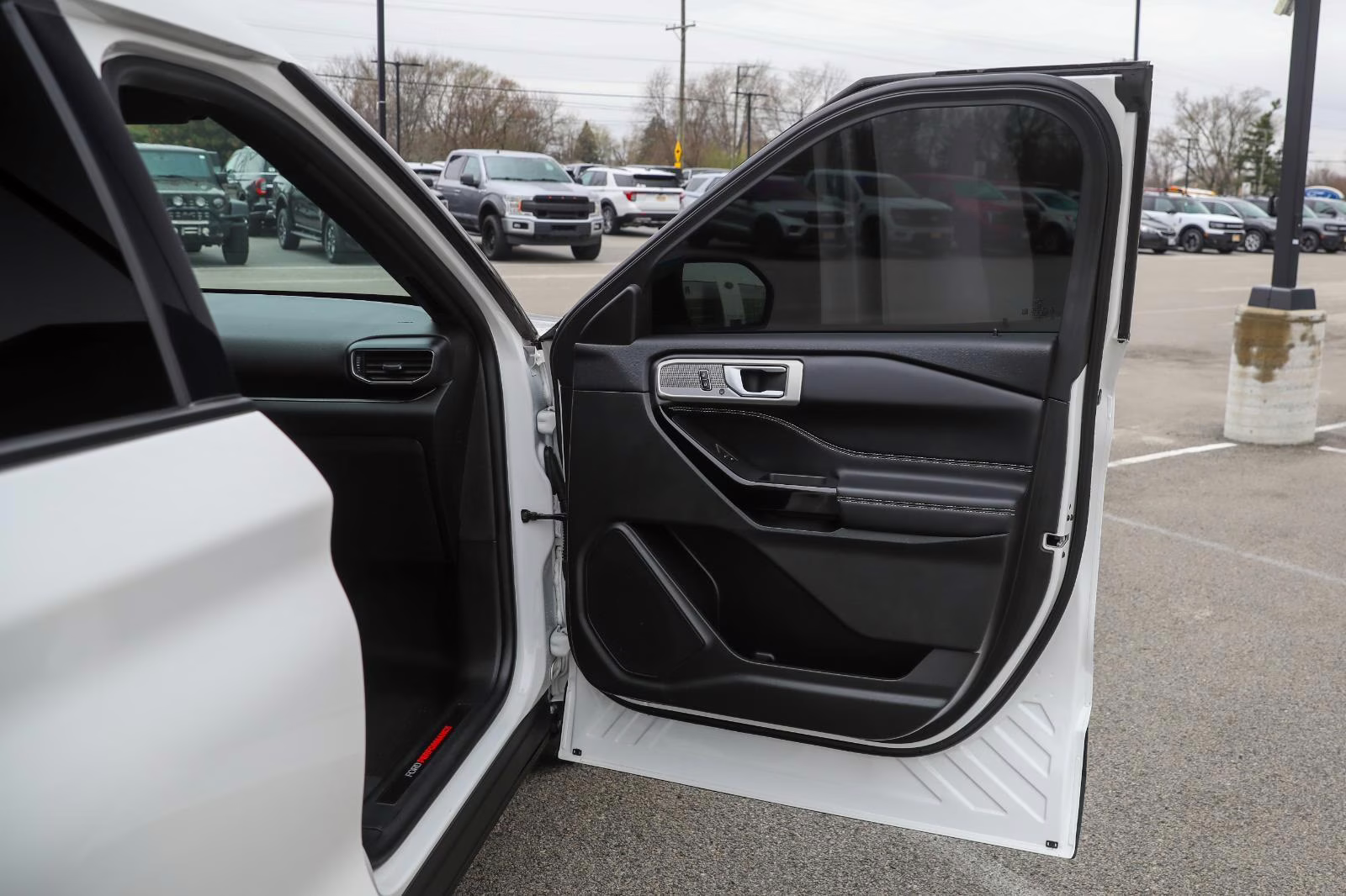 2023 Star White Metallic Tri-Coat Ford Explorer ST 4X4 SUV