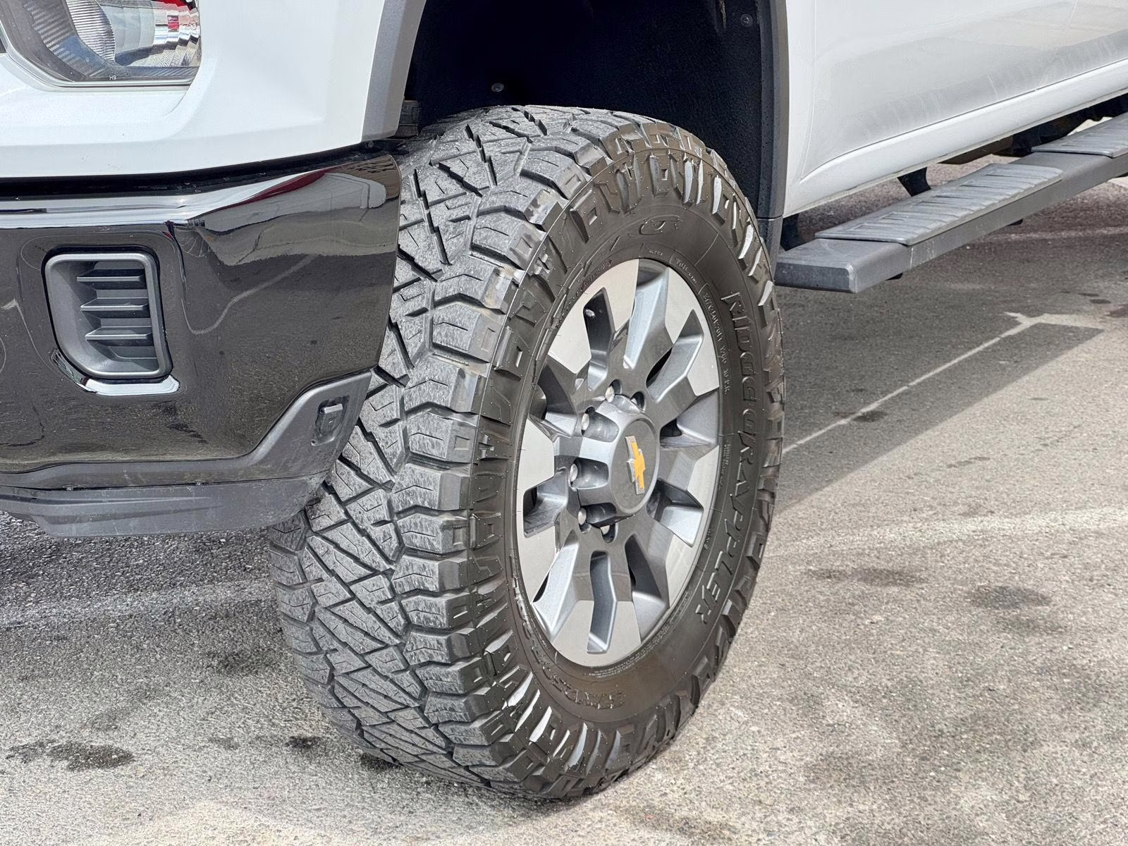 2024 Summit White Chevrolet Silverado 2500HD Custom 4X4 Truck