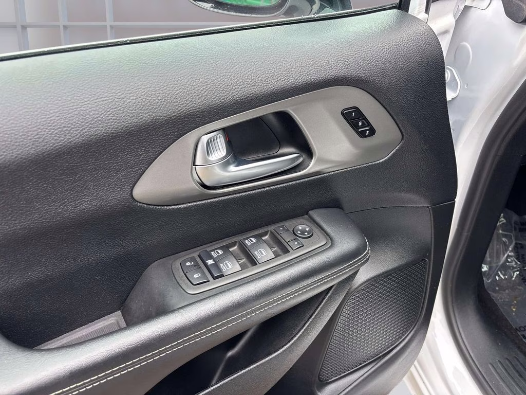 2025 Bright White Clearcoat Chrysler Pacifica Select FWD Van