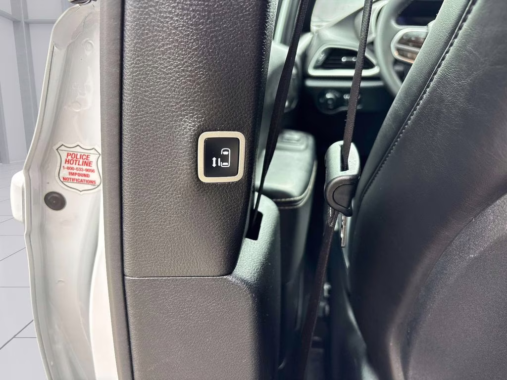 2025 Bright White Clearcoat Chrysler Pacifica Select FWD Van