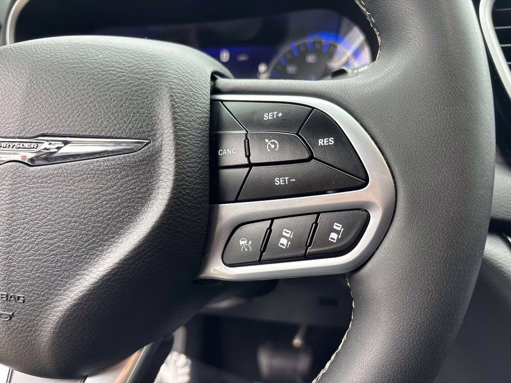 2025 Bright White Clearcoat Chrysler Pacifica Select FWD Van