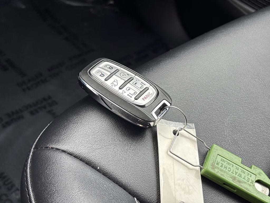 2025 Bright White Clearcoat Chrysler Pacifica Select FWD Van