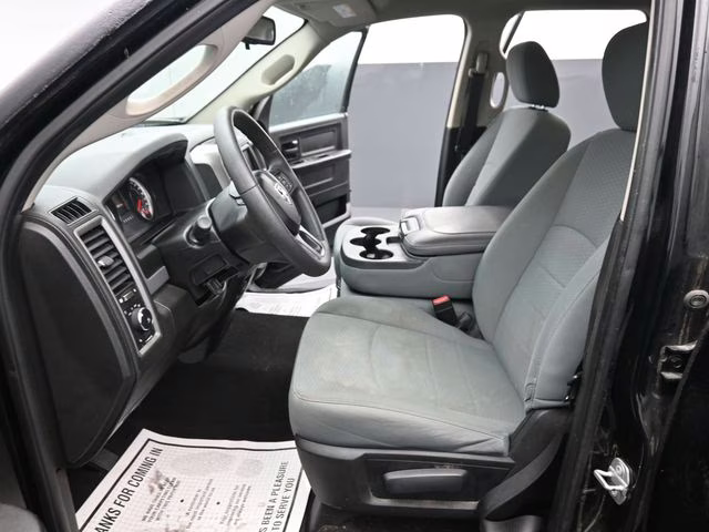 2019 Diamond Black Crystal Pearlcoat Ram 1500 Classic Express 4X4 Truck