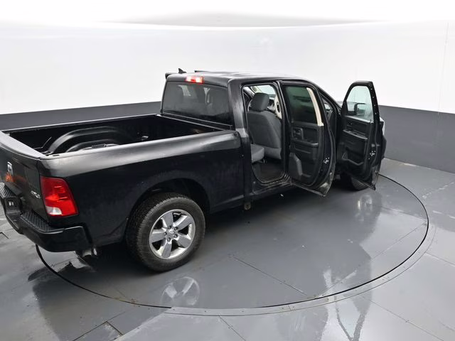 2019 Diamond Black Crystal Pearlcoat Ram 1500 Classic Express 4X4 Truck
