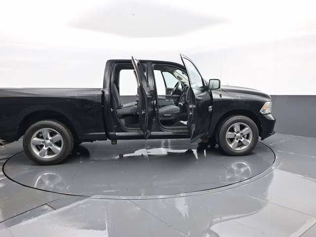 2019 Diamond Black Crystal Pearlcoat Ram 1500 Classic Express 4X4 Truck