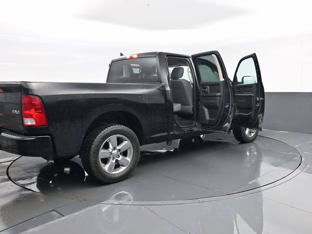 2019 Diamond Black Crystal Pearlcoat Ram 1500 Classic Express 4X4 Truck