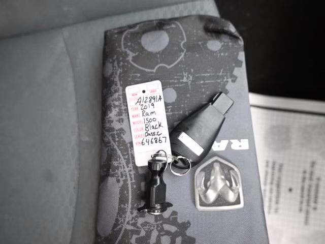 2019 Diamond Black Crystal Pearlcoat Ram 1500 Classic Express 4X4 Truck