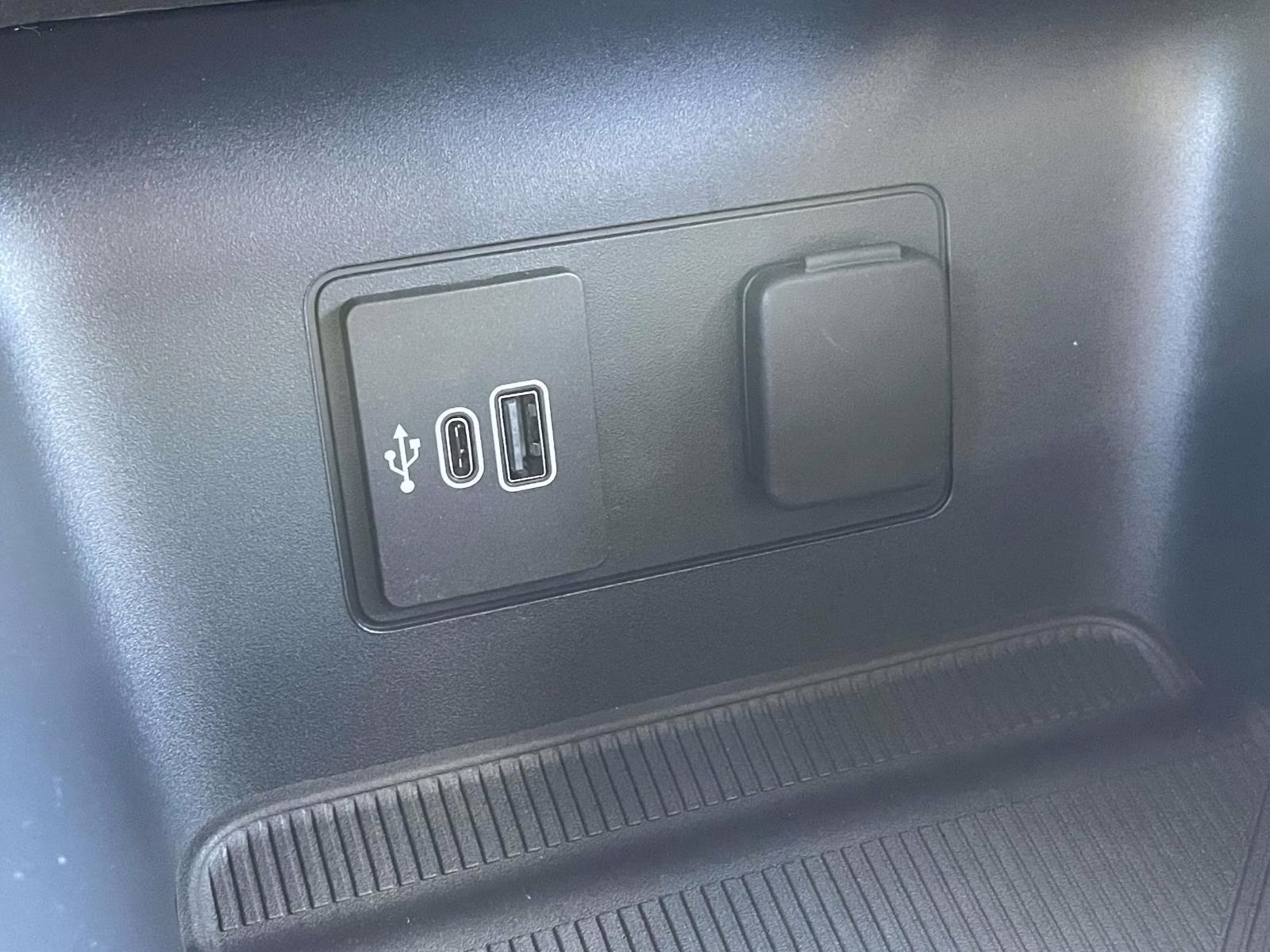 2026 White Metallic Ford Explorer Active RWD SUV