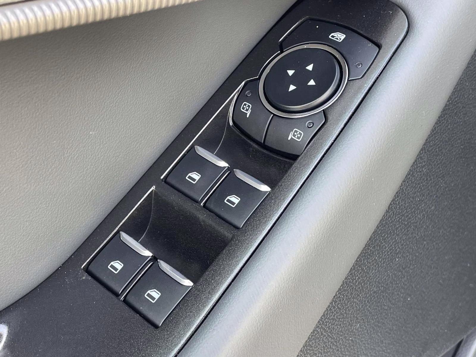 2026 White Ford Explorer Active RWD SUV