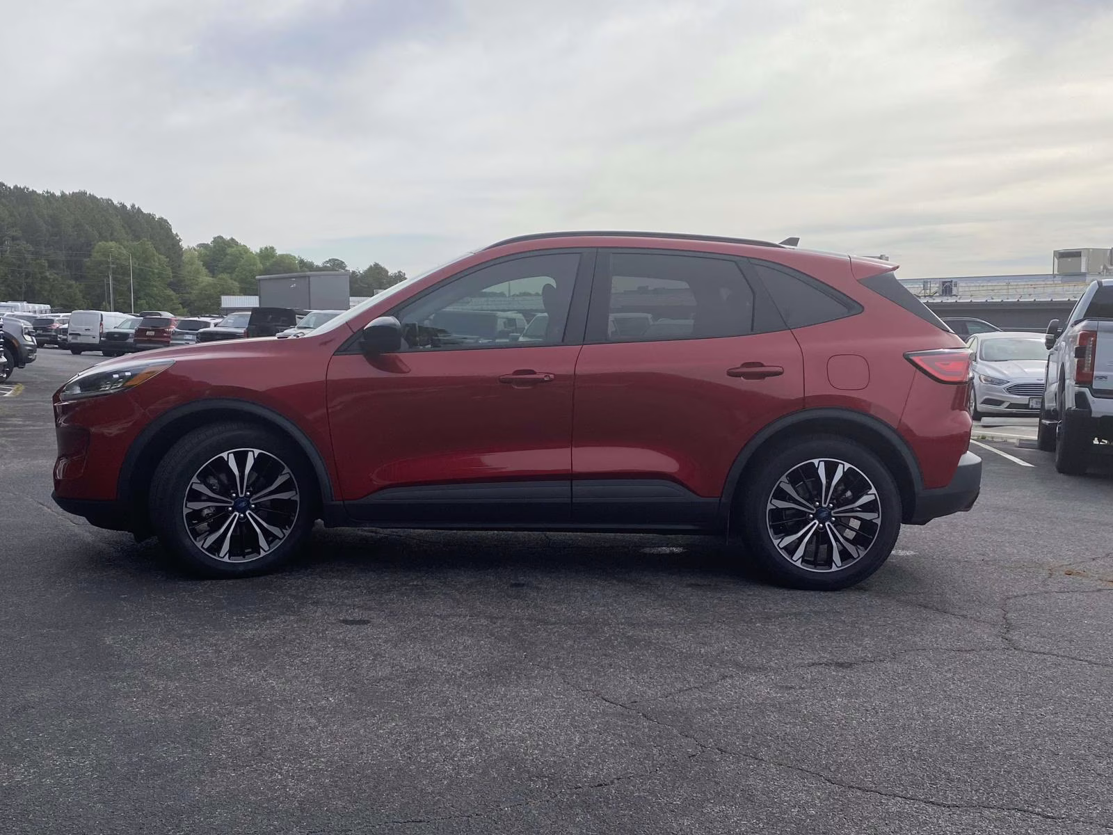 2022 Rapid Red Metallic Tinted Clearcoat Ford Escape SE FWD SUV