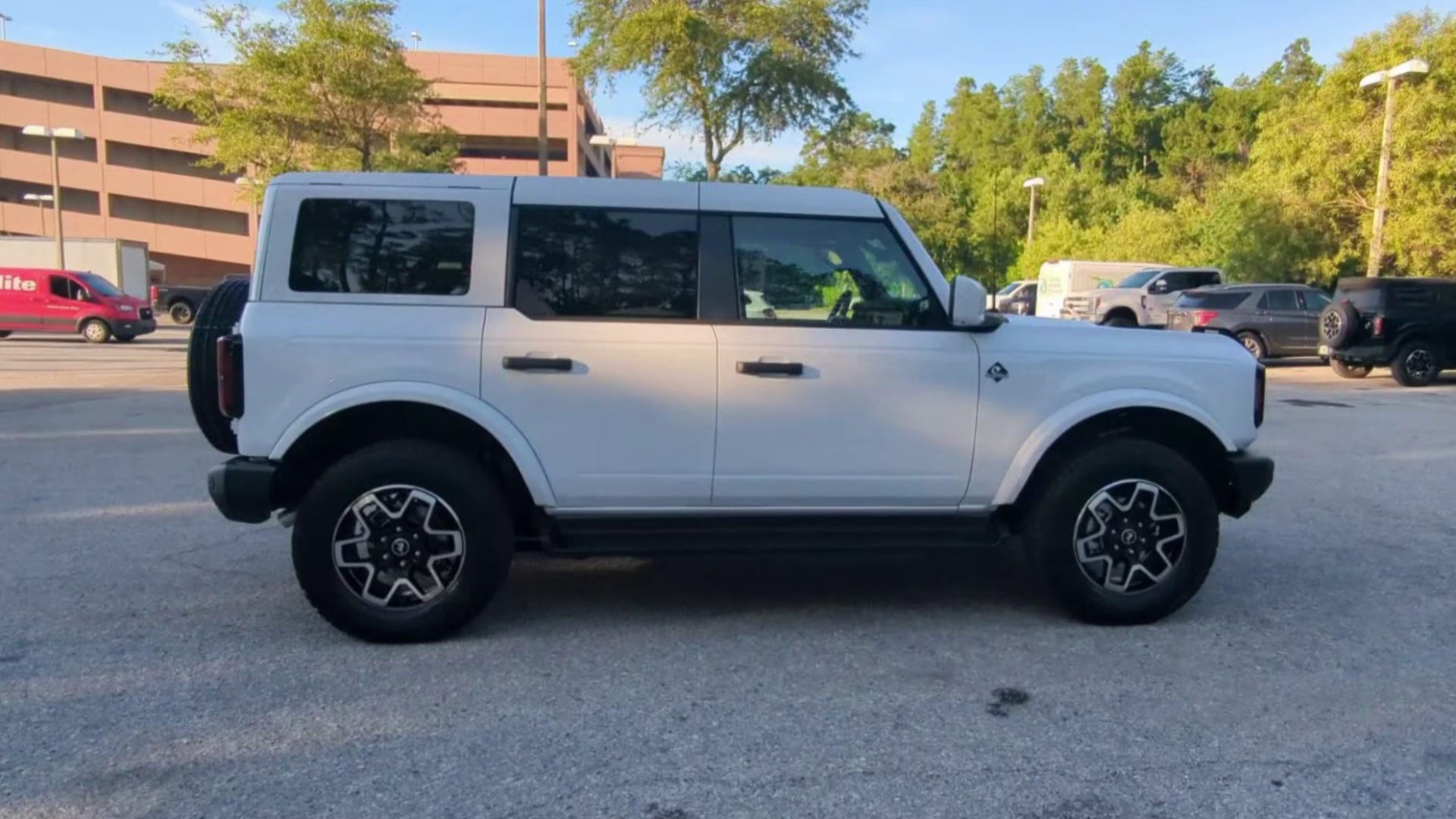2026 Oxford White Ford Bronco Outer Banks 4X4 Convertible