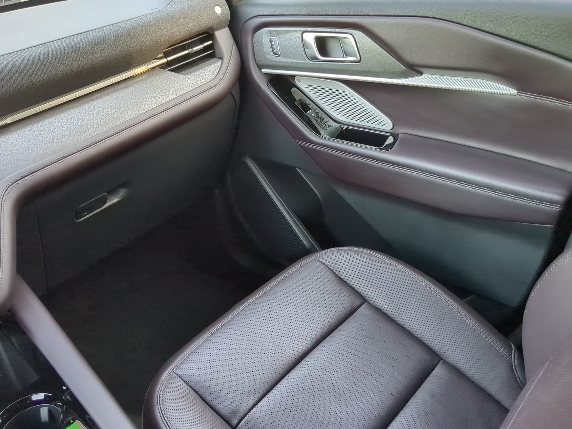 2026 Space White Metallic Ford Explorer Platinum RWD SUV