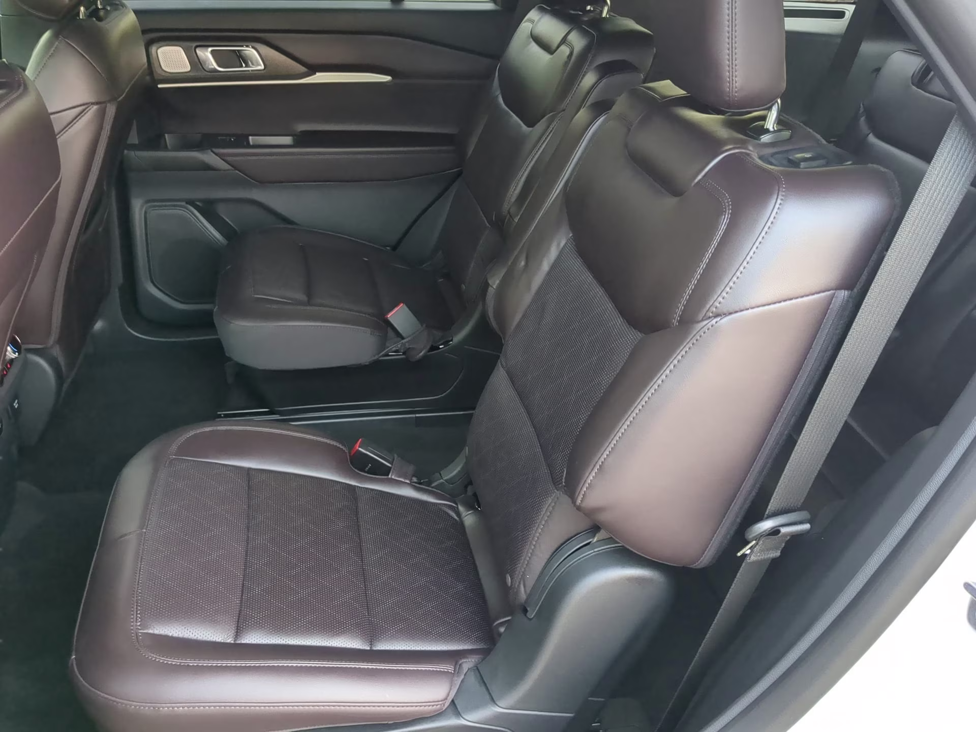 2026 Space White Metallic Ford Explorer Platinum RWD SUV