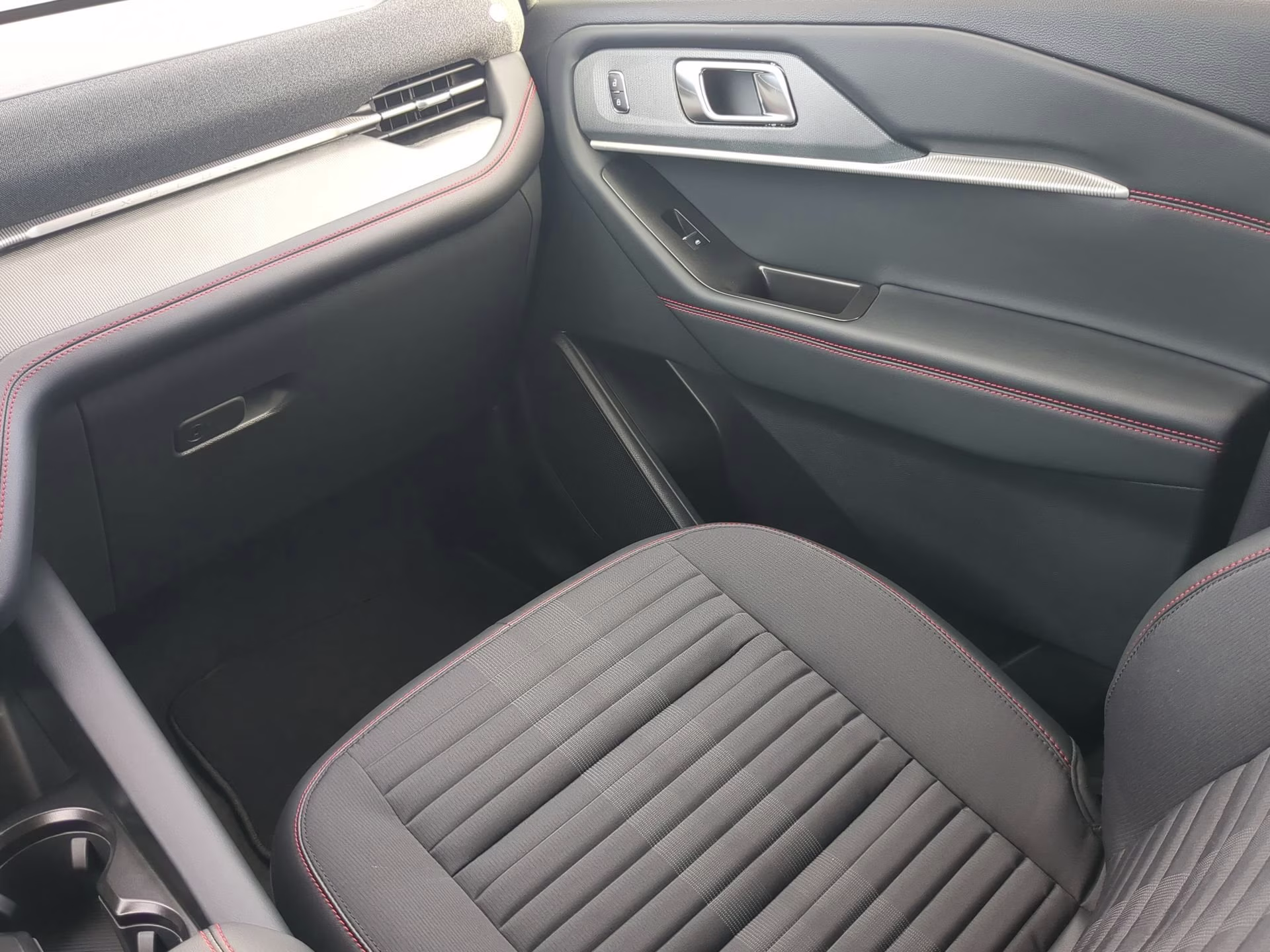 2026 Rapid Red Metallic Tinted Clearcoat Ford Explorer ST-Line RWD SUV