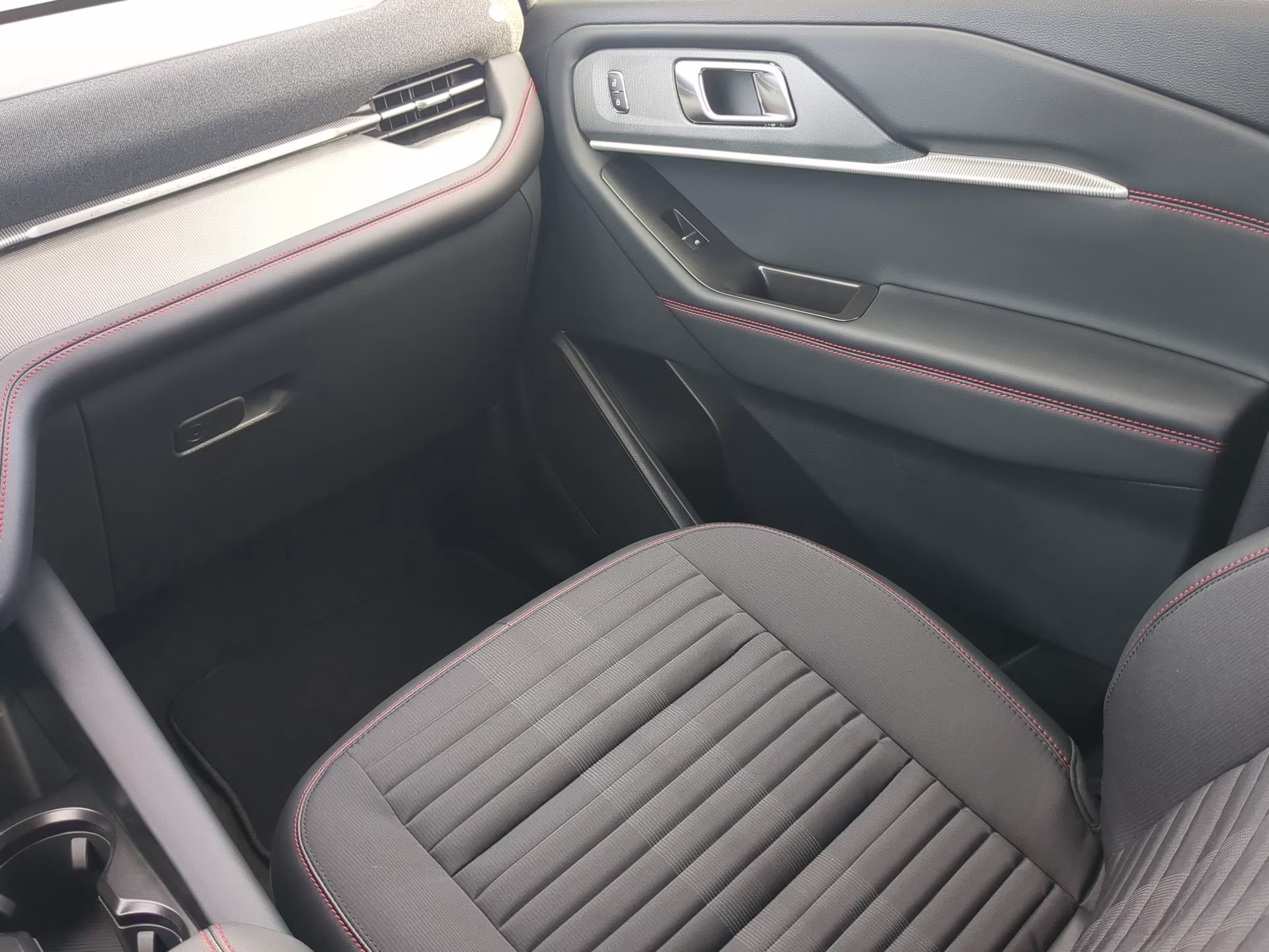 2026 Rapid Red Metallic Tinted Clearcoat Ford Explorer ST-Line RWD SUV