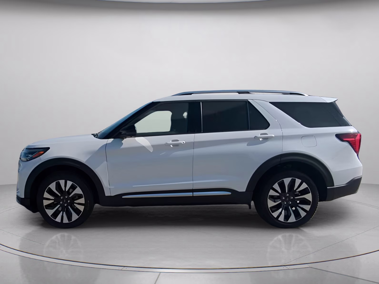 2026 Star White Metallic Tri-Coat Ford Explorer Platinum 4X4 SUV