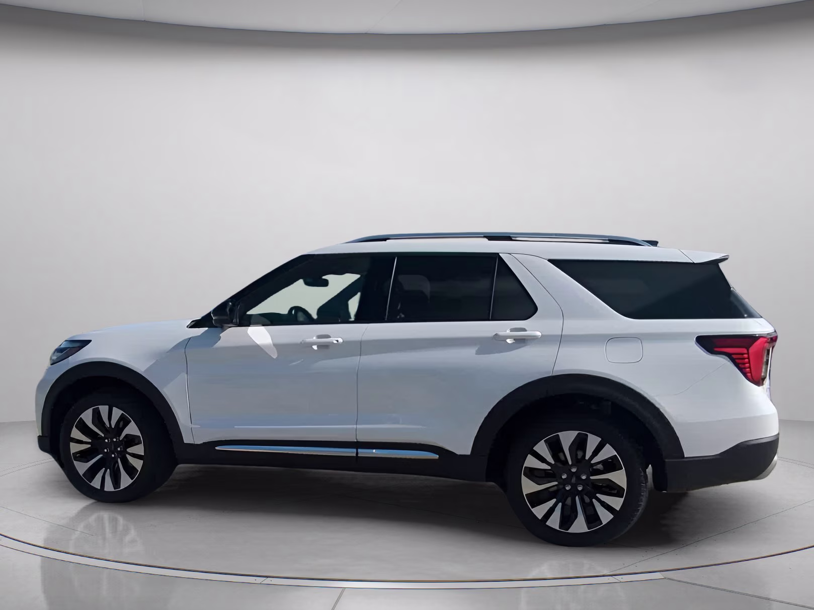 2026 Star White Metallic Tri-Coat Ford Explorer Platinum 4X4 SUV