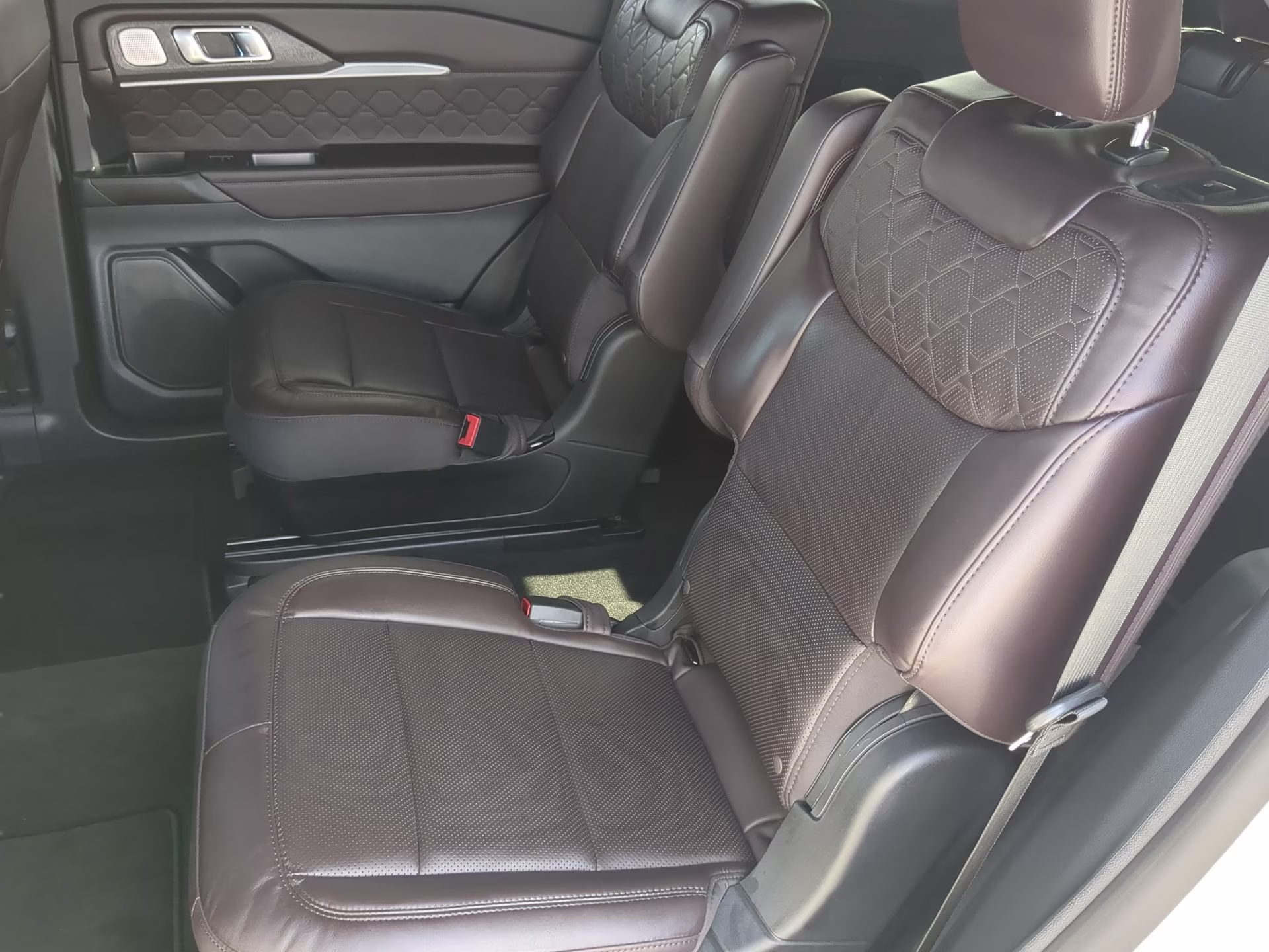 2026 Star White Metallic Tri-Coat Ford Explorer Platinum 4X4 SUV
