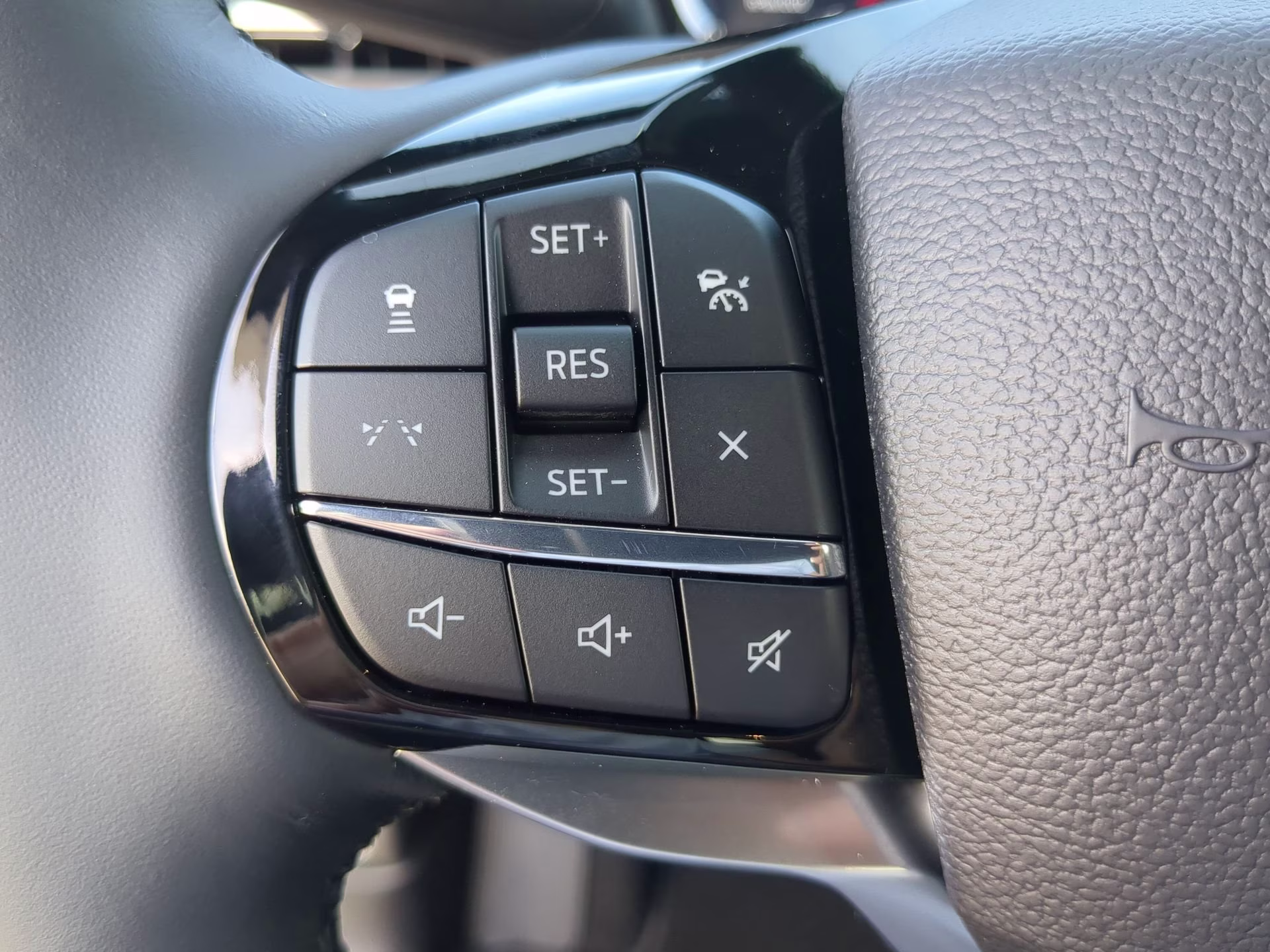 2026 Star White Metallic Tri-Coat Ford Explorer Platinum 4X4 SUV