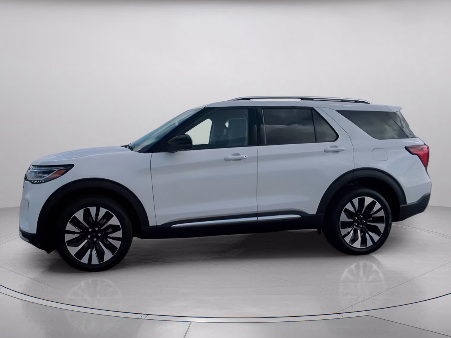 2026 Star White Metallic Tri-Coat Ford Explorer Platinum 4X4 SUV