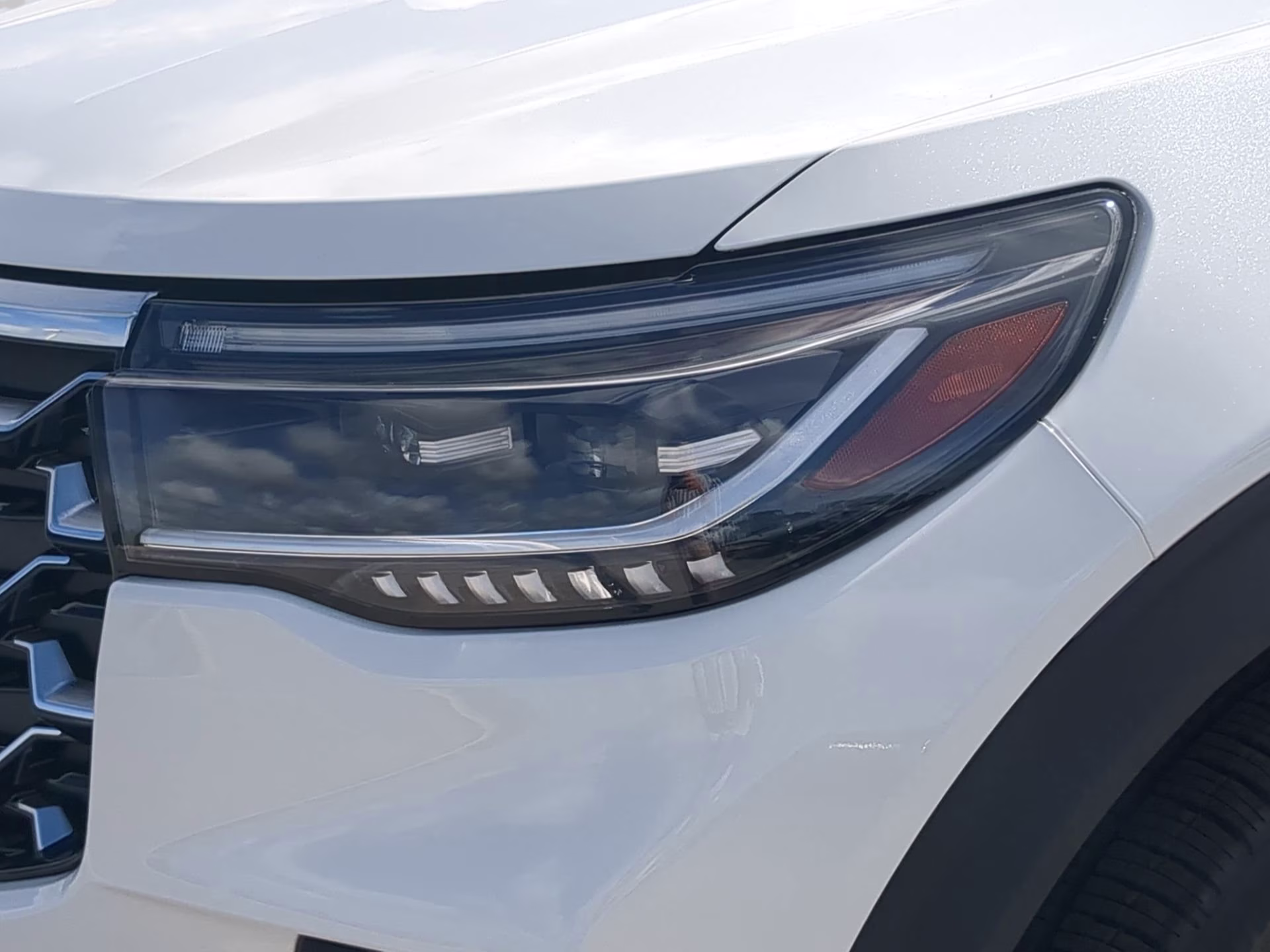 2026 Star White Metallic Tri-Coat Ford Explorer Platinum 4X4 SUV