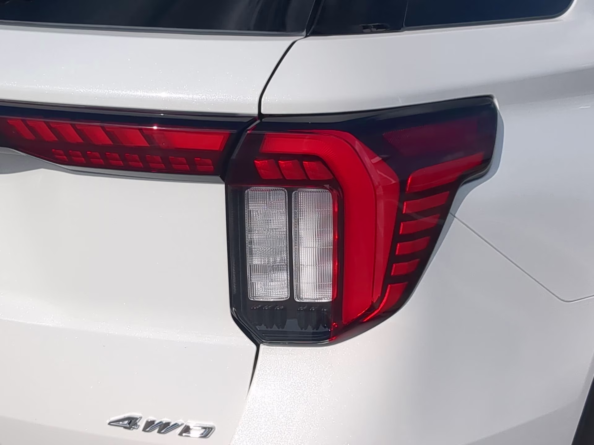 2026 Star White Metallic Tri-Coat Ford Explorer Platinum 4X4 SUV