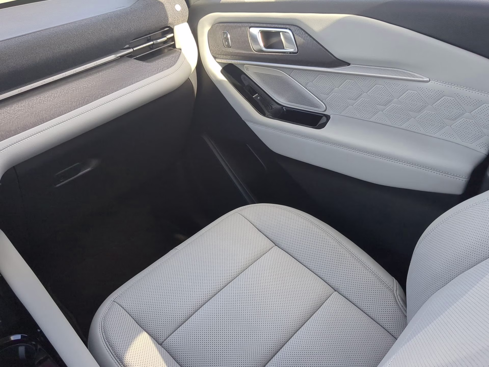 2026 Star White Metallic Tri-Coat Ford Explorer Platinum 4X4 SUV