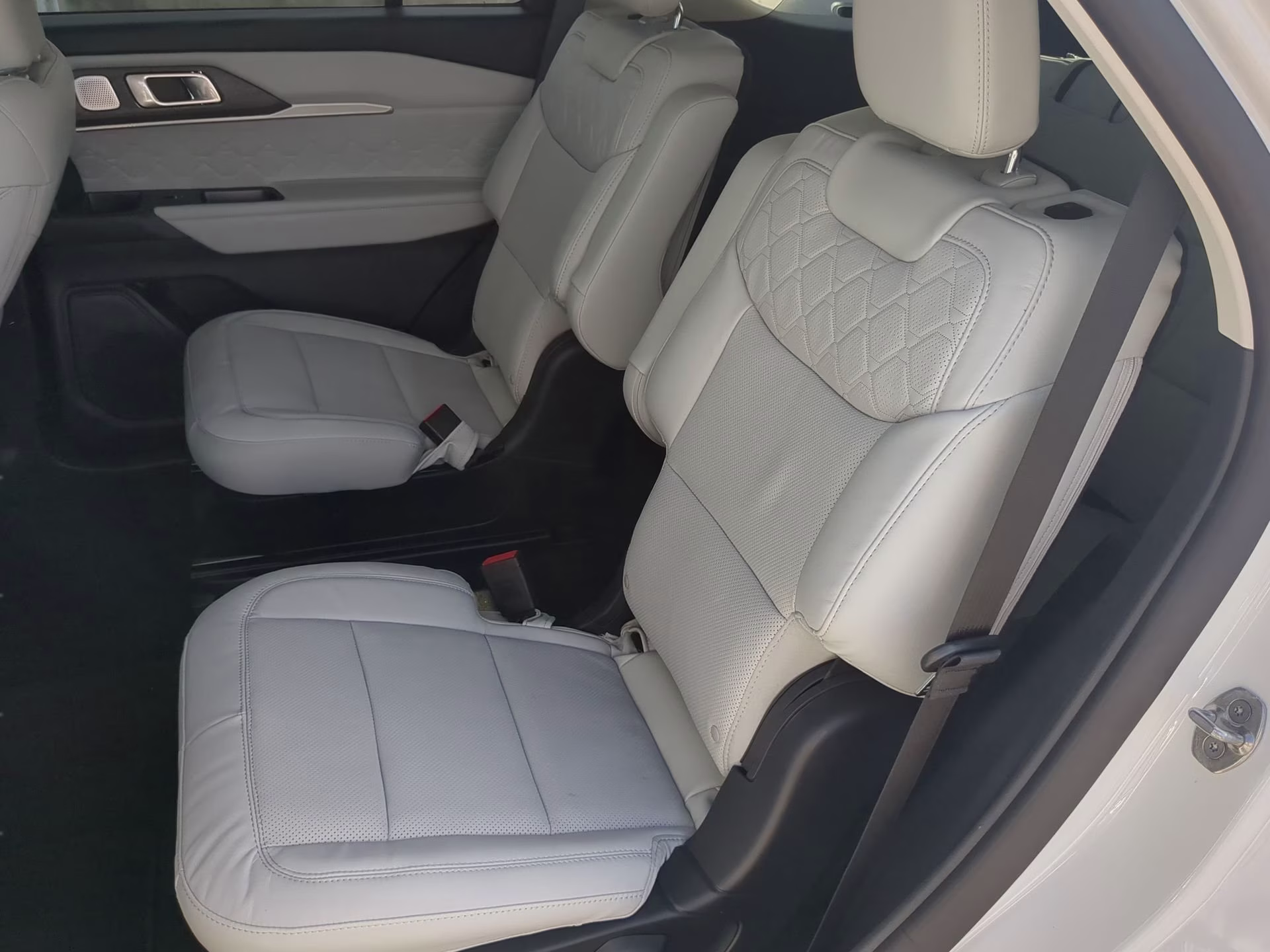 2026 Star White Metallic Tri-Coat Ford Explorer Platinum 4X4 SUV