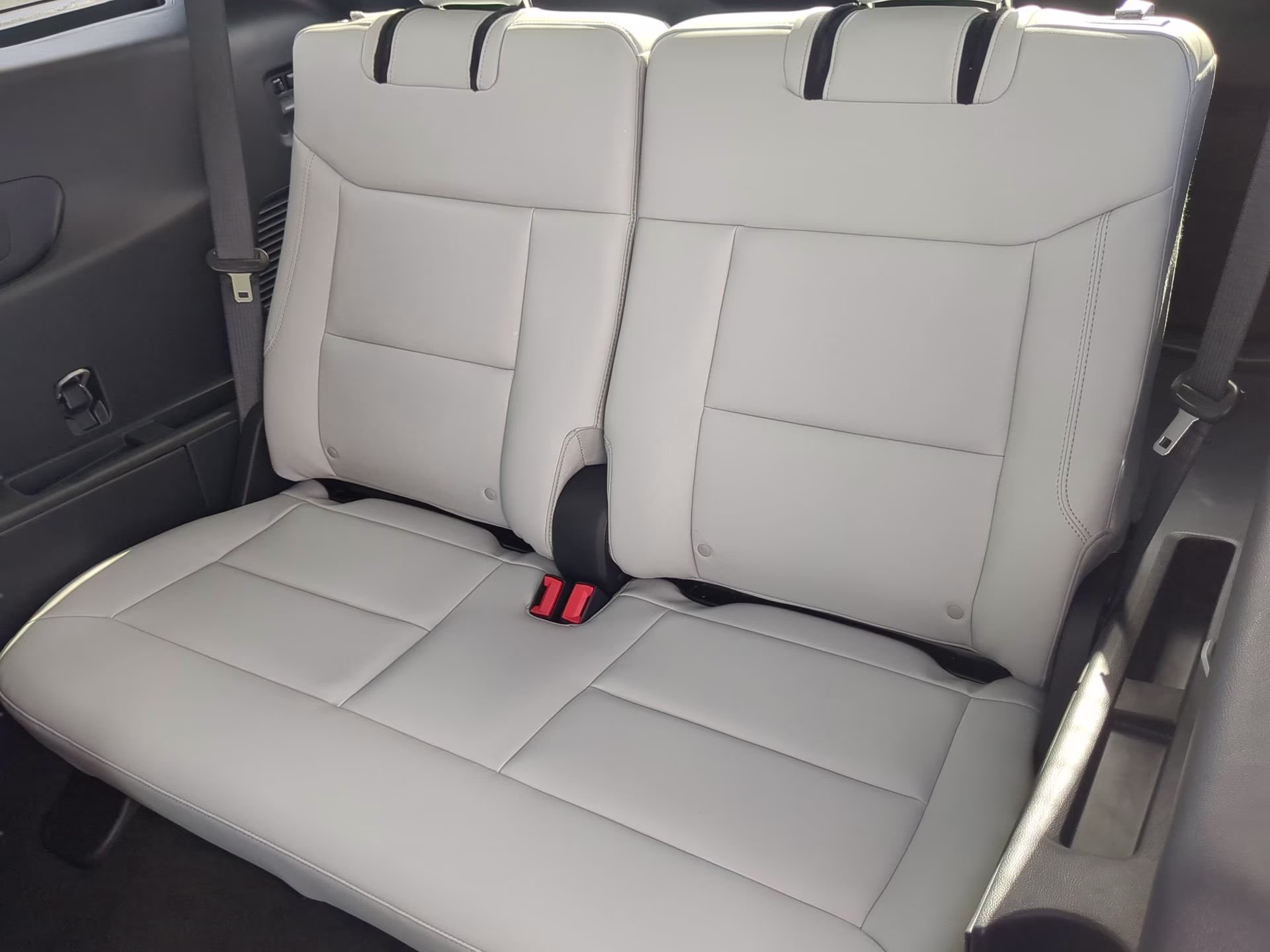 2026 Star White Metallic Tri-Coat Ford Explorer Platinum 4X4 SUV