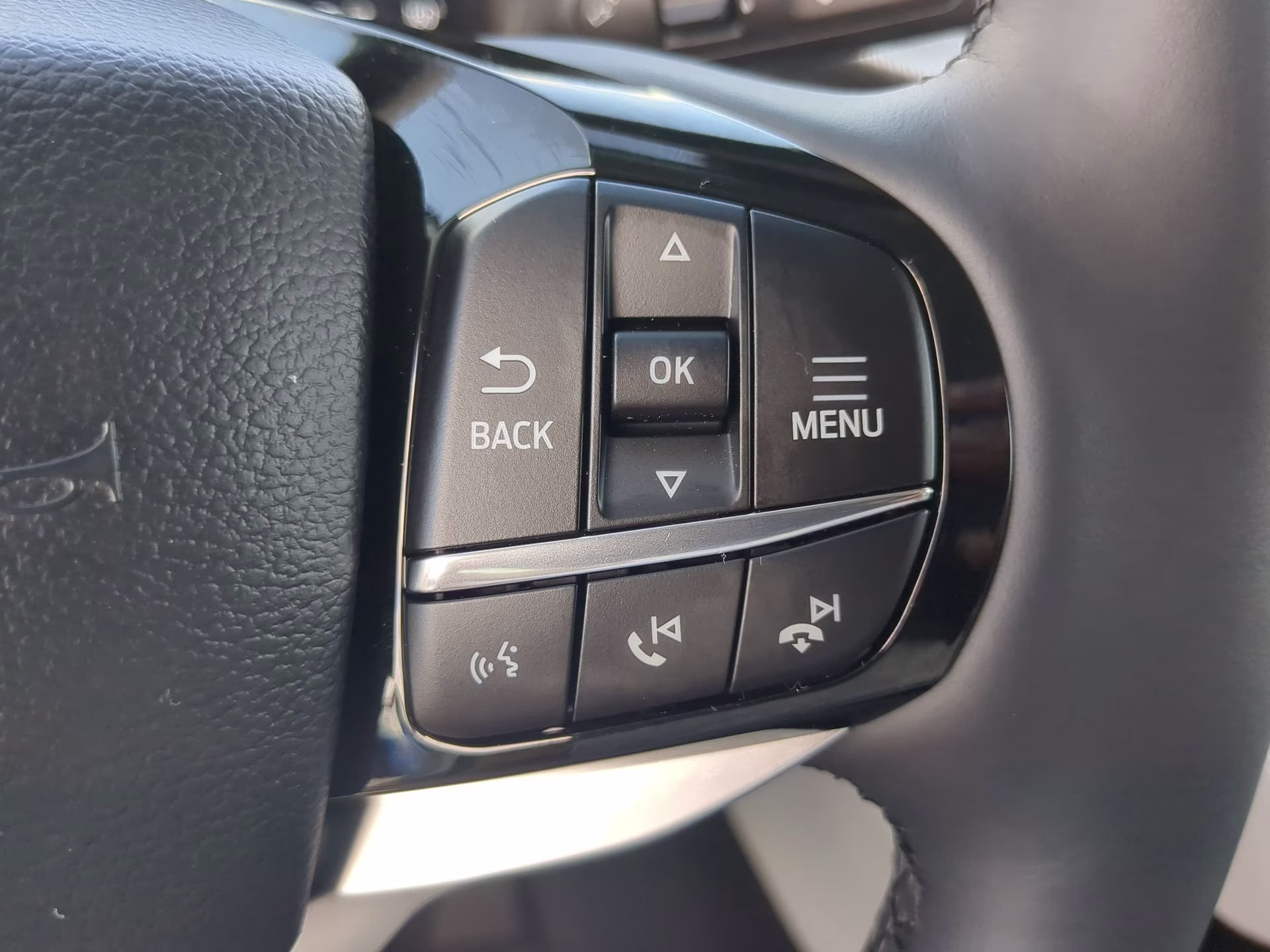 2026 Star White Metallic Tri-Coat Ford Explorer Platinum 4X4 SUV