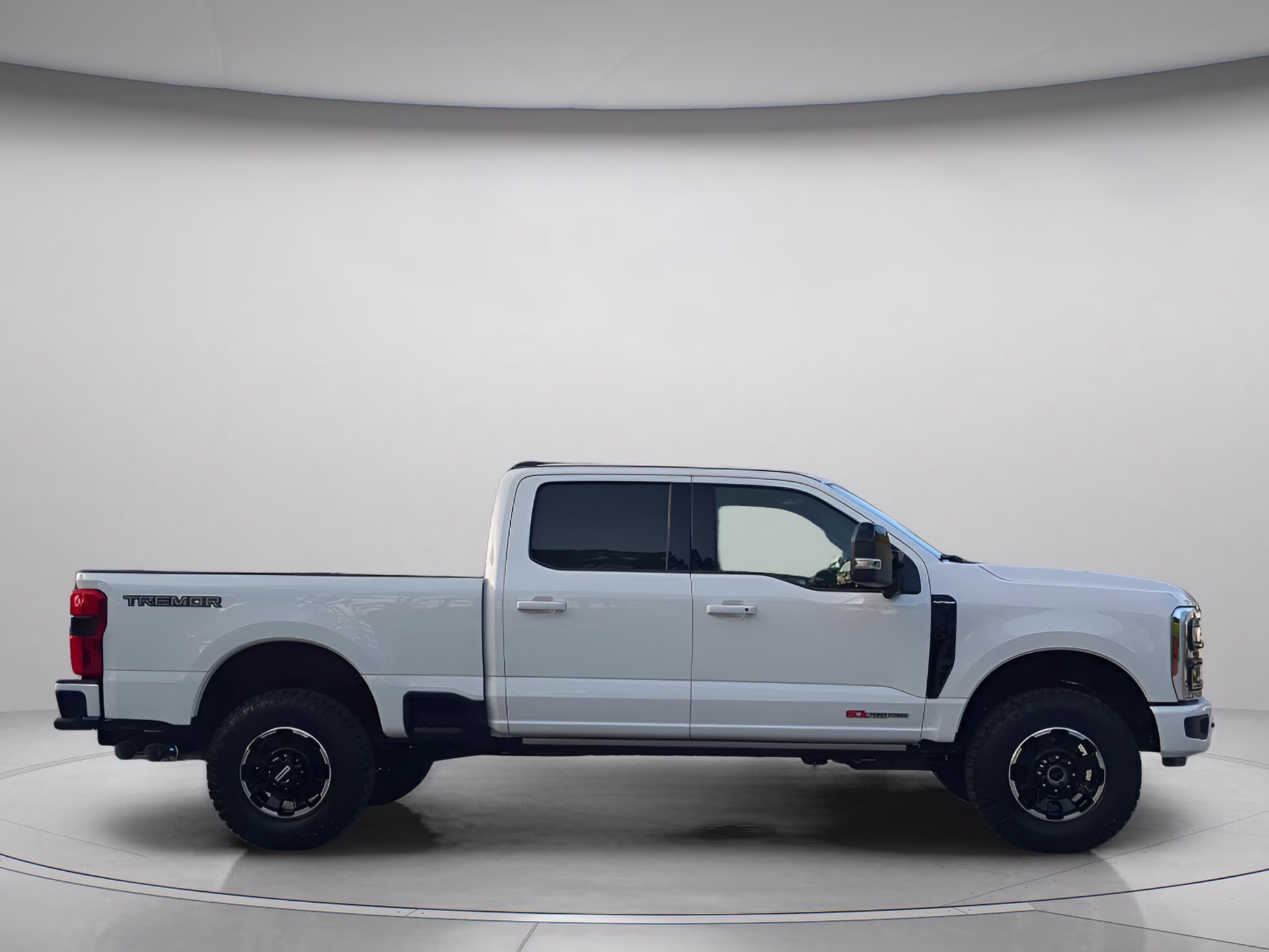 2026 Star White Metallic Tri-Coat Ford Super Duty F-250 SRW Platinum Crew Cab Pickup 4X4 Truck