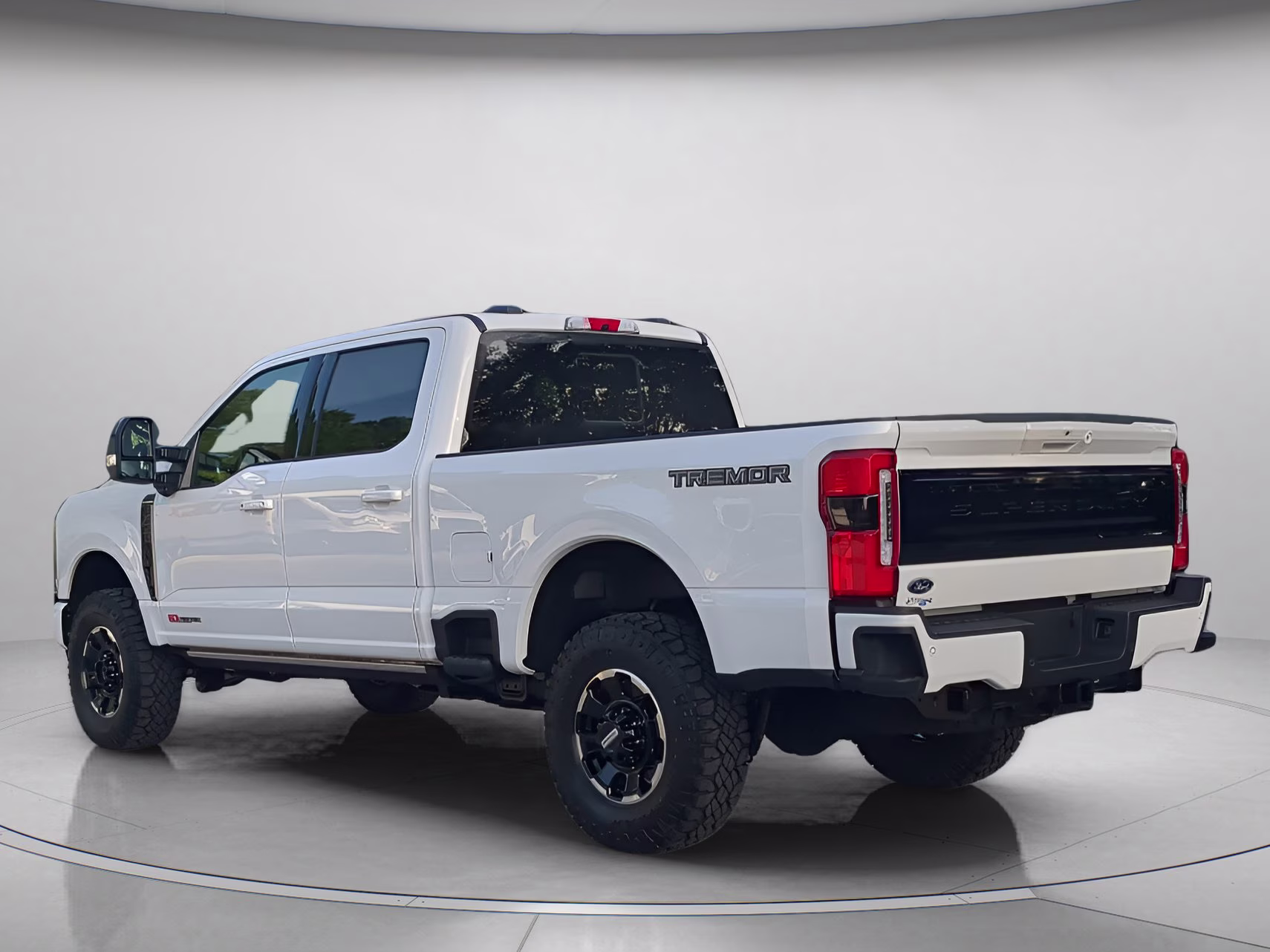 2026 Star White Metallic Tri-Coat Ford Super Duty F-250 SRW Platinum Crew Cab Pickup 4X4 Truck