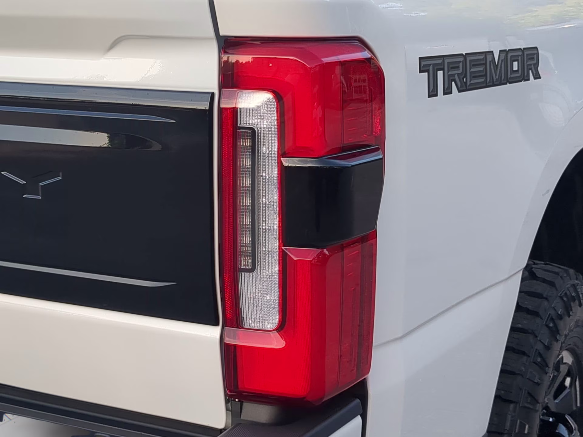 2026 Star White Metallic Tri-Coat Ford Super Duty F-250 SRW Platinum Crew Cab Pickup 4X4 Truck